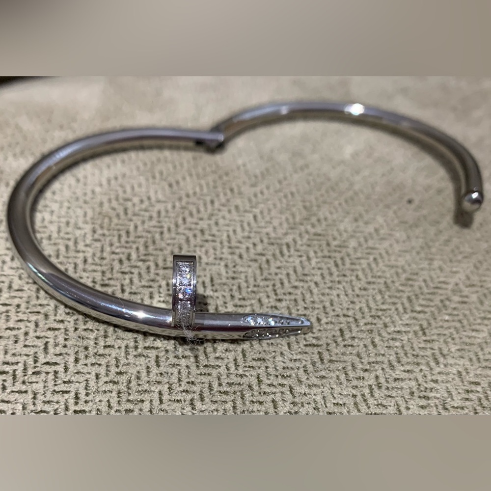 Silver fashion bracelet with crystal details on clasp - Picture 3 of 3